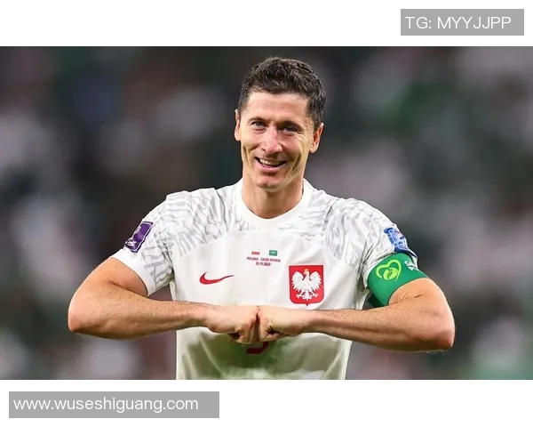 莱万重返安联球场引发拜仁球迷愤怒声讨：背叛与忘恩负义的争议